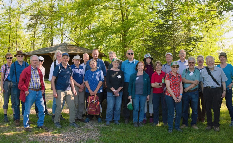(4) Gruppenfoto im Findlingsgarten (Foto: U. Finck)
