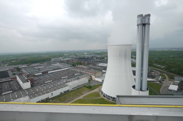 Bild 2: Blick vom Dach des Hauptgebäudes auf den Kühlturm und das Continental-Werk Stöcken